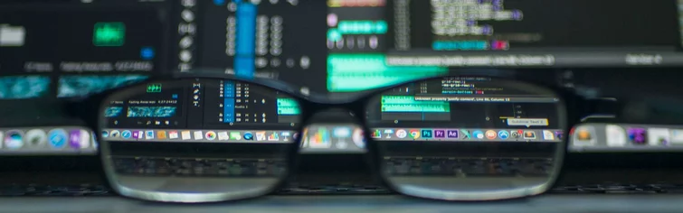 Cybersicherheit ist Chefsache Brille vor Monitoren mit Programmcode