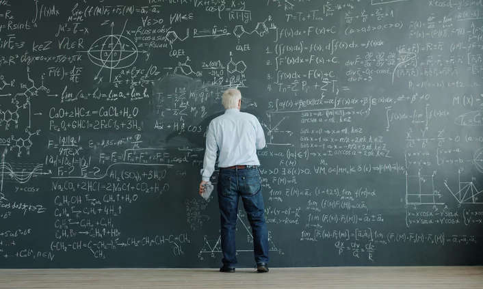 Werbe-Wiki: Fachbegriffe aus Web, Marketing und Werbung Professor schreibt Formeln an die Tafel