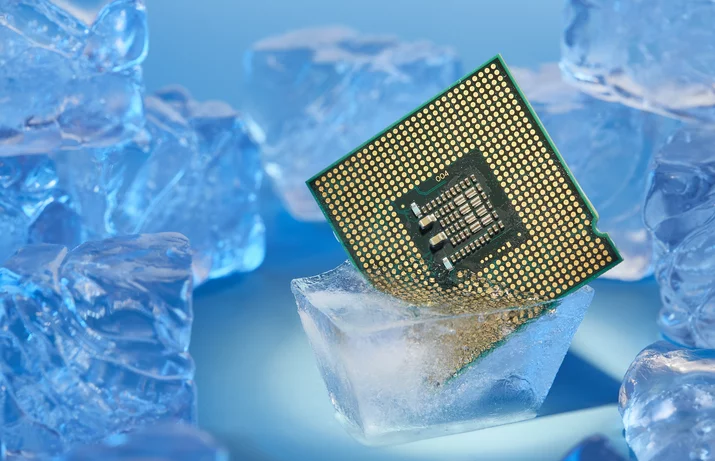Produktfotografie Prozessor Prozessor steckt in einem Eisblock zwischen Eiswürfeln