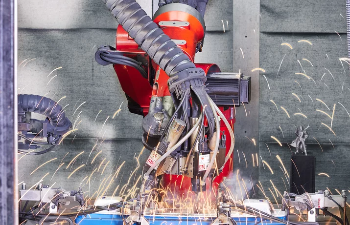 Roboterschweißen Schweißroboter bei der Arbeit mit Funkenflug