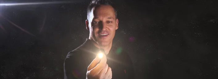 Michael Keller hält ein leuchtendes Licht in der Hand