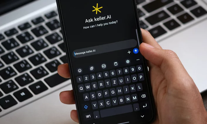 Immer eine Antwort parat Chatbots & Assistenten Bild eines Chatbots auf einem Smartphone