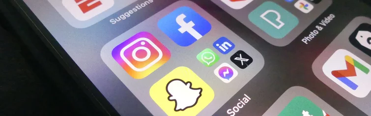 Social Media Smartphone-Bildschirm mit Social-Media-Apps wie Instagram, Facebook und Snapchat