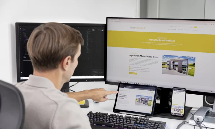 UI/UX & Webdesign im Corporate Design deiner Marke. Foto Webdesigner bei der Arbeit