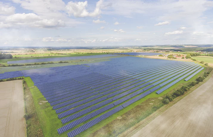 Luftbild Solarpark Drohnenaufnahme eines Solarparks bei Hundheim