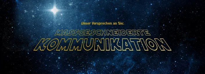 Schriftzug „Maßgeschneiderte Kommunikation“ vor einem Sternenhimmel