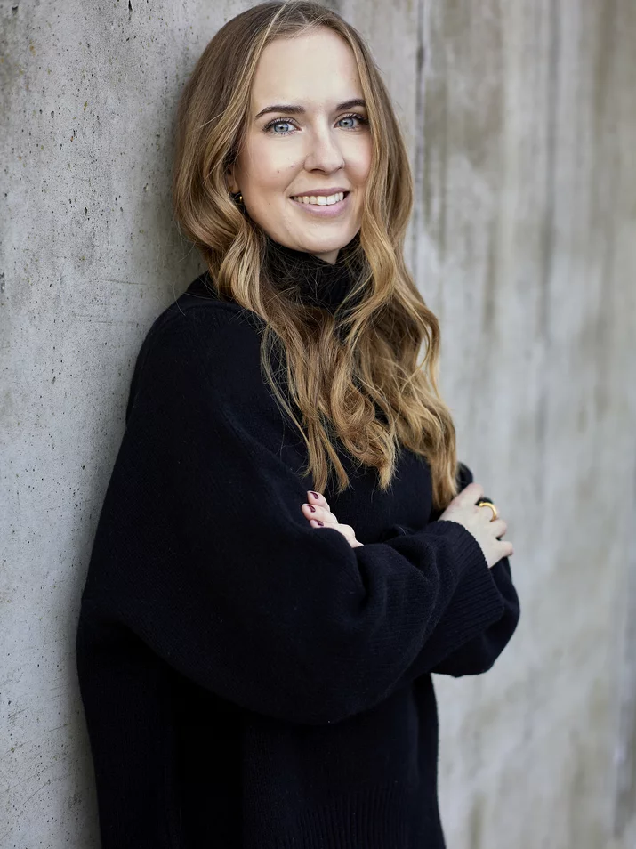 Portrait Business Businessporträt einer Frau mit langen Haaren vor einer Betonwand