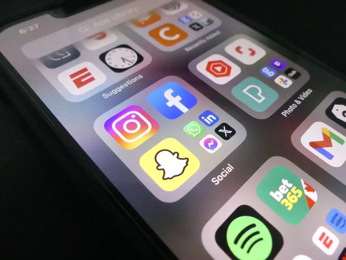 Social Media Diverse Social Media Apps auf einem Smartphone
