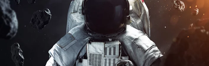 Astronaut schwebt zwischen Asteroiden im Weltall