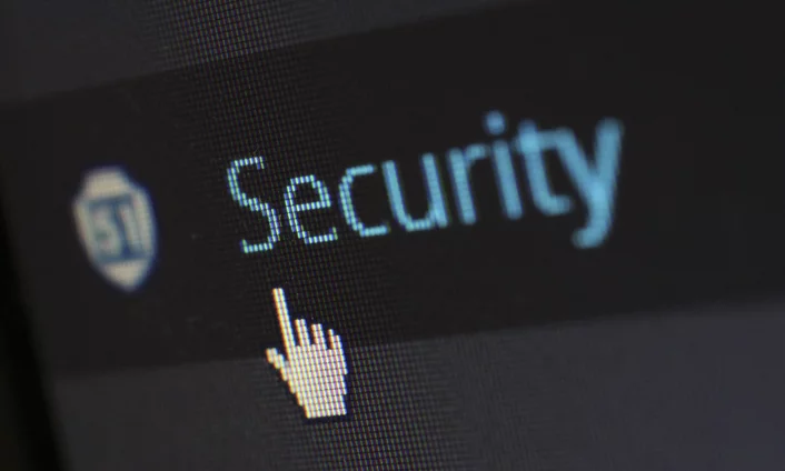 NIS-2-Umsetzungsgesetz Mauszeiger klickt auf das Wort „Security“ auf einem Bildschirm