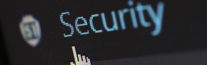 NIS-2: Was Unternehmen jetzt wissen müssen Mauszeiger klickt auf das Wort „Security“ auf einem Bildschirm