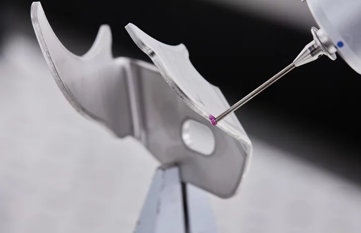 Industriefotografie Messtechnik Messtaster prüft ein Metallbauteil